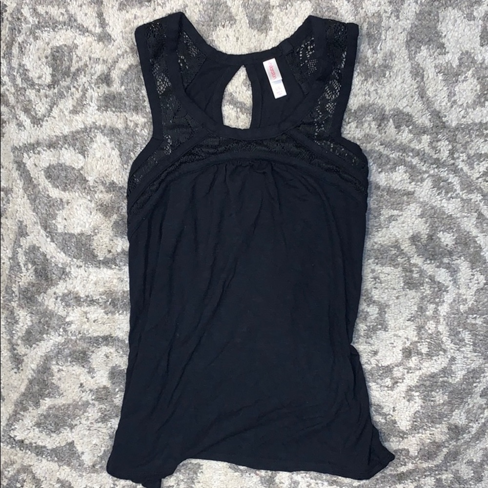 Lacy black tank 🖤